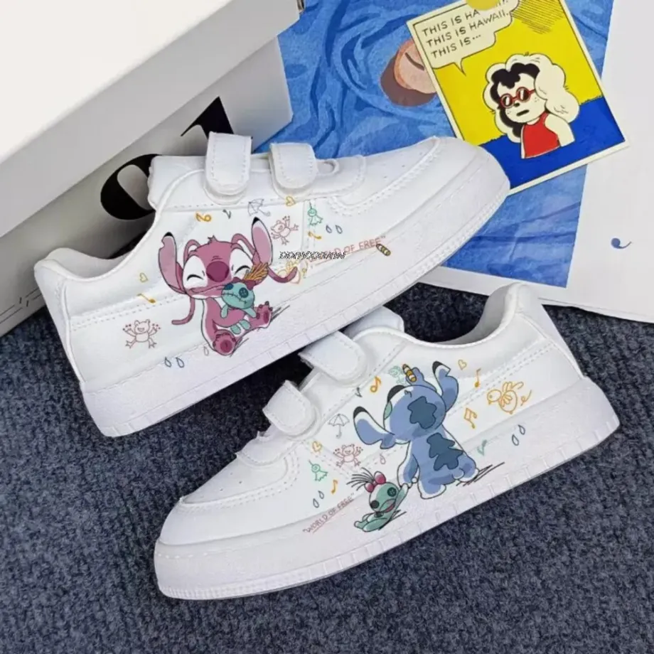 Dětské trendy sportovní tenisky v bílé barvě a potiskem oblíbené animované postavy Stitch a Angel