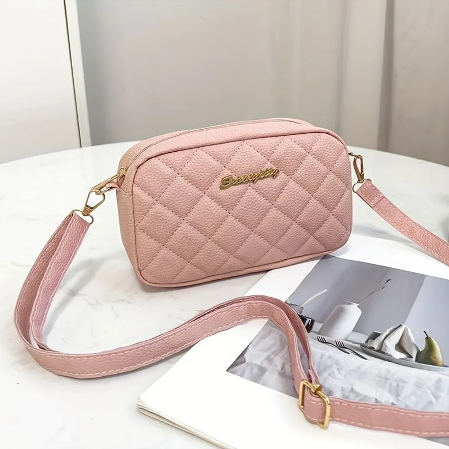 Dívčí crossbody taška s kosočtverečkovým vzorem a nastavitelným popruhem