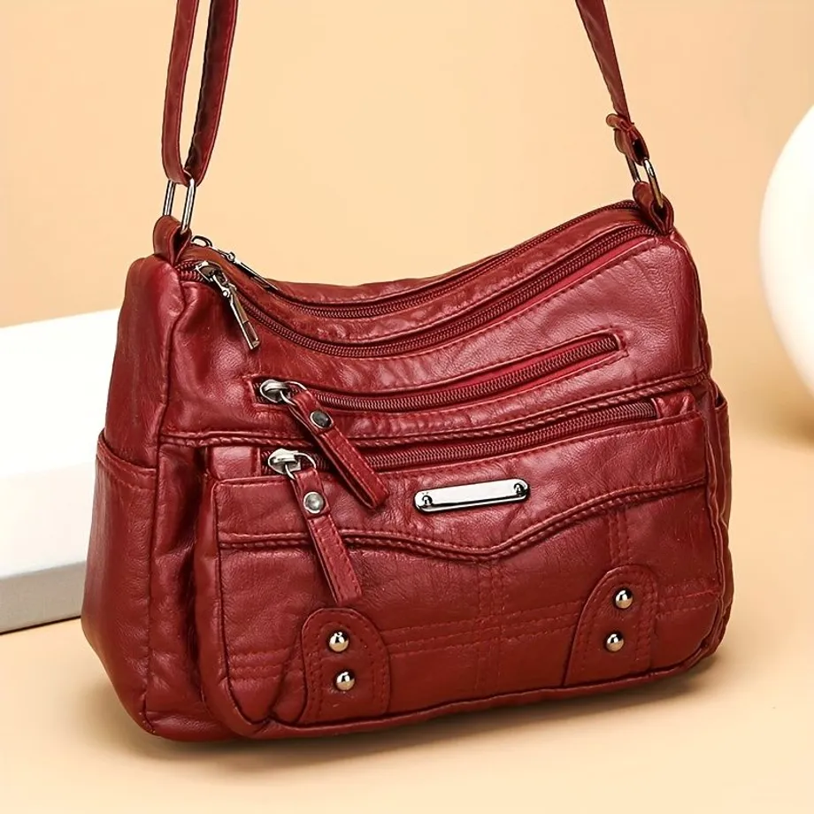 Módní crossbody kabelka s nýty, z měkké umělé kůže, s několika oddíly