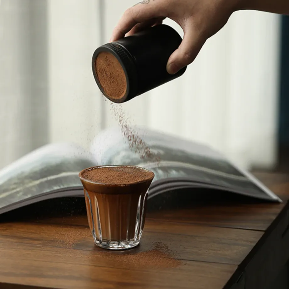 Jemný sítkový shaker na espresso a cukr s víkem pro dokonalou konzistenci a latte art