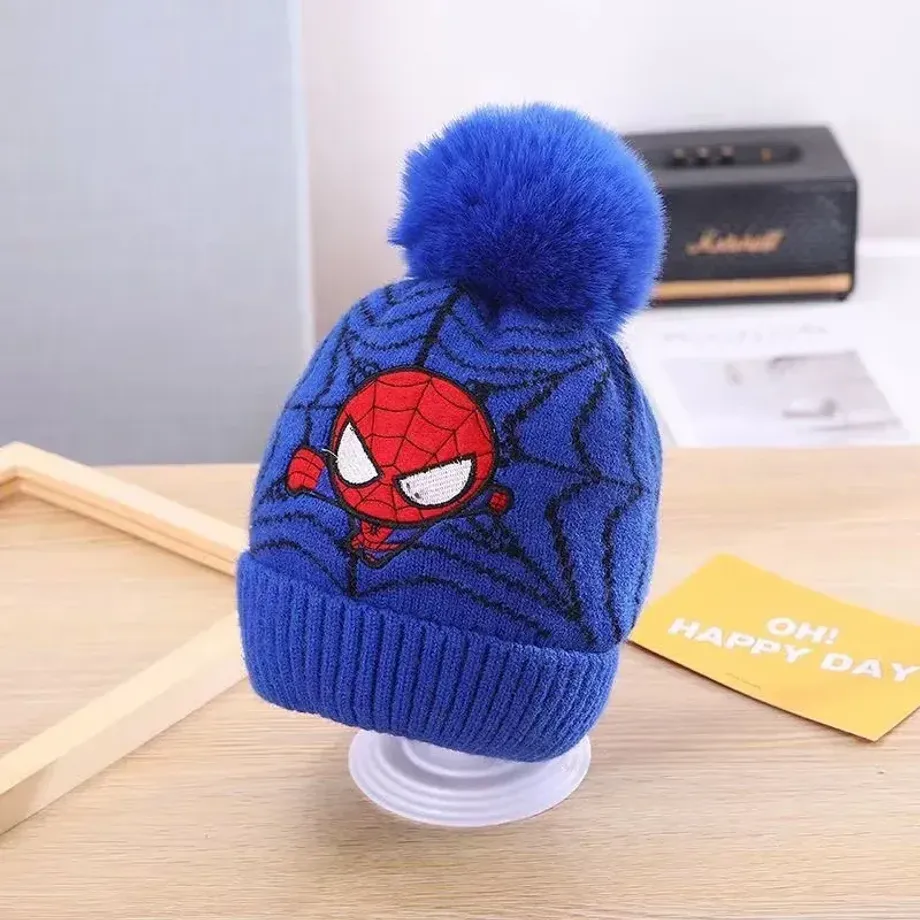 Dětská čepice s bambulkou a nášivkou Spider-man