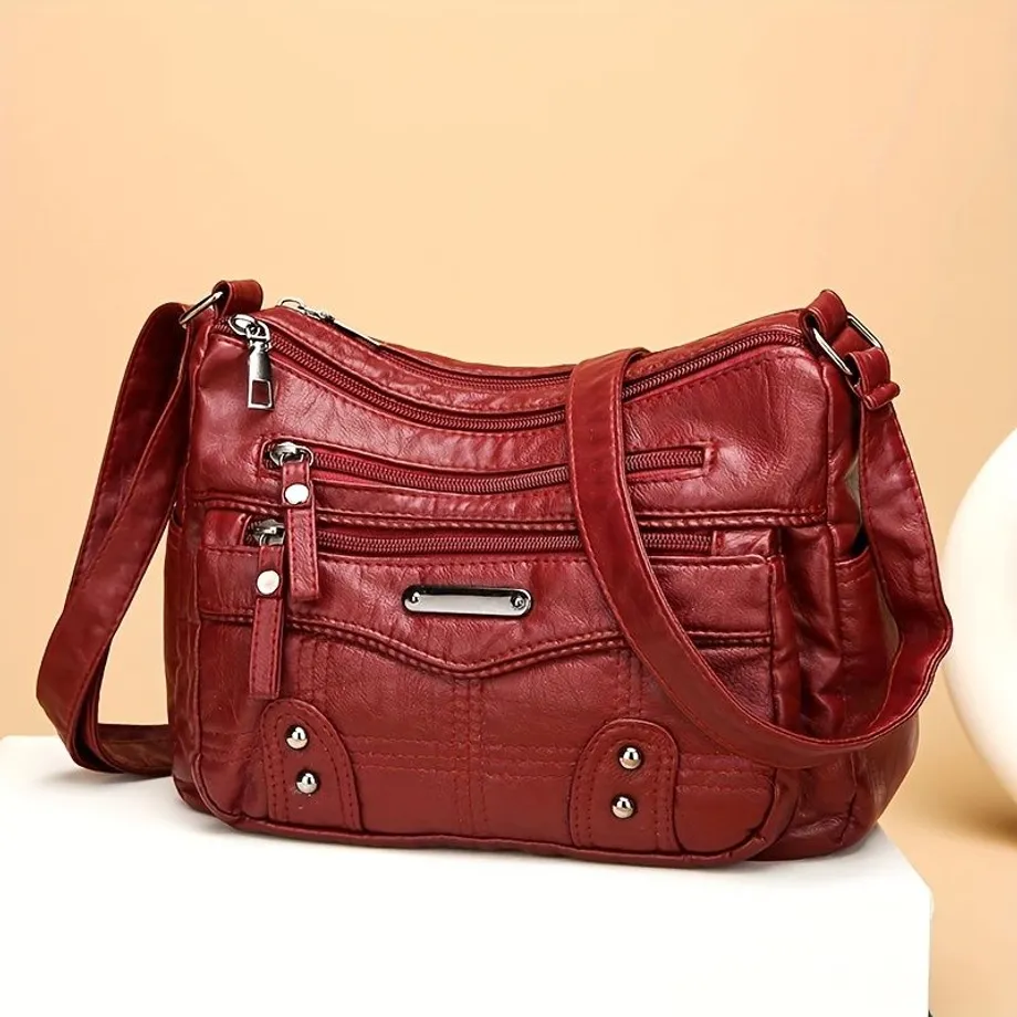 Módní crossbody kabelka s nýty, z měkké umělé kůže, s několika oddíly