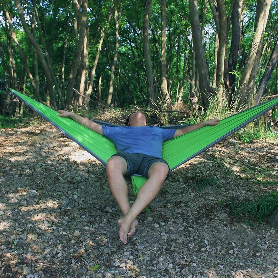 Outdoorová nezničitelná hamaka / síť na spaní