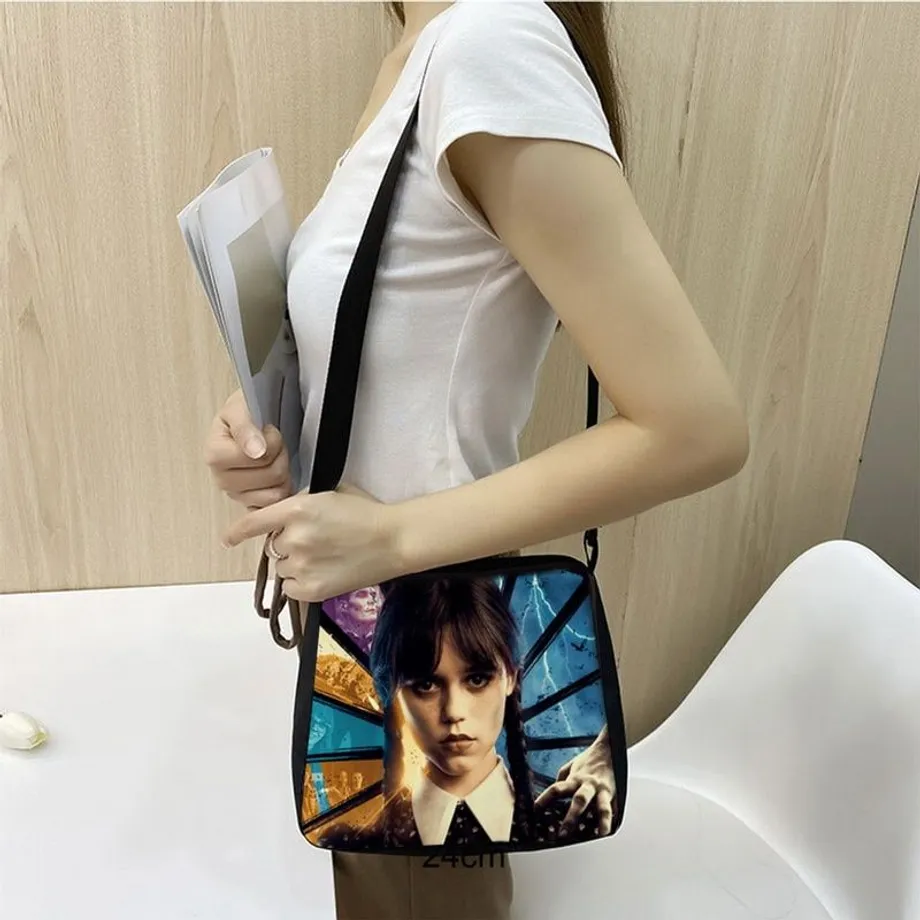 Unisex crossbody taška s motivy z oblíbeného seriálu Wednesday