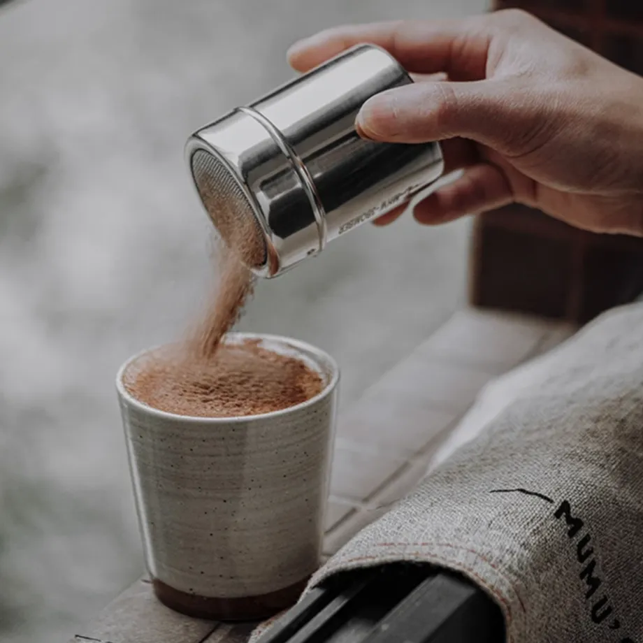 Univerzální kovový shaker na espresso a cukr s jemným sítkem pro perfektní rozprašování