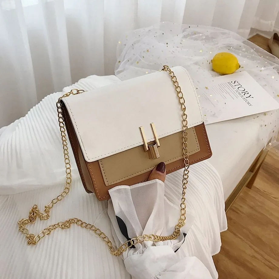 Malá kožená crossbody kabelka se zlatým řetízkem