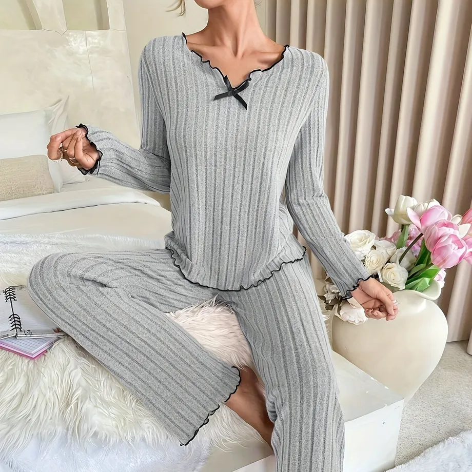 Dámský loungewear set - jednobarevný žebrovaný úplet, vrchní díl s dlouhým rukávem a lemovacími volánky, kalhoty s elastickým pasem