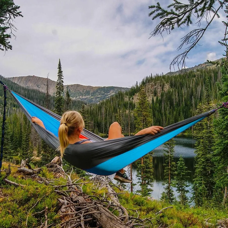 Outdoorová nezničitelná hamaka / síť na spaní