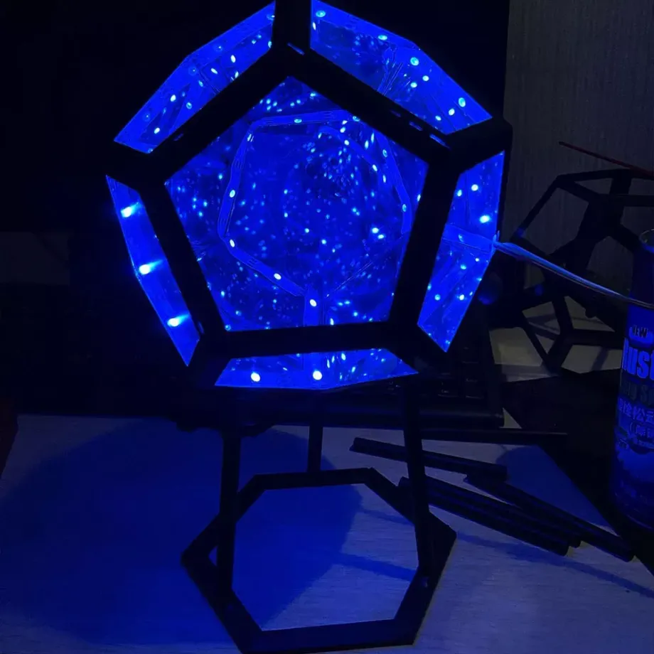 Stůl lampička Dodecahedron s měnící se barvou