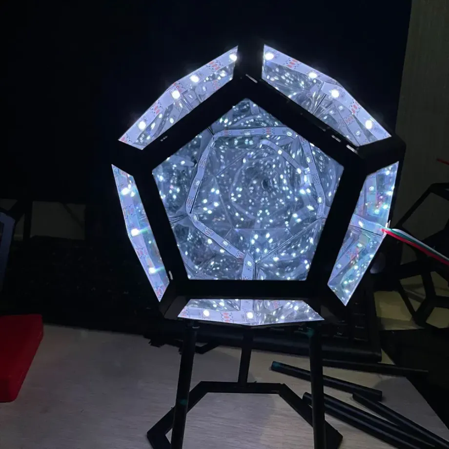 Stůl lampička Dodecahedron s měnící se barvou