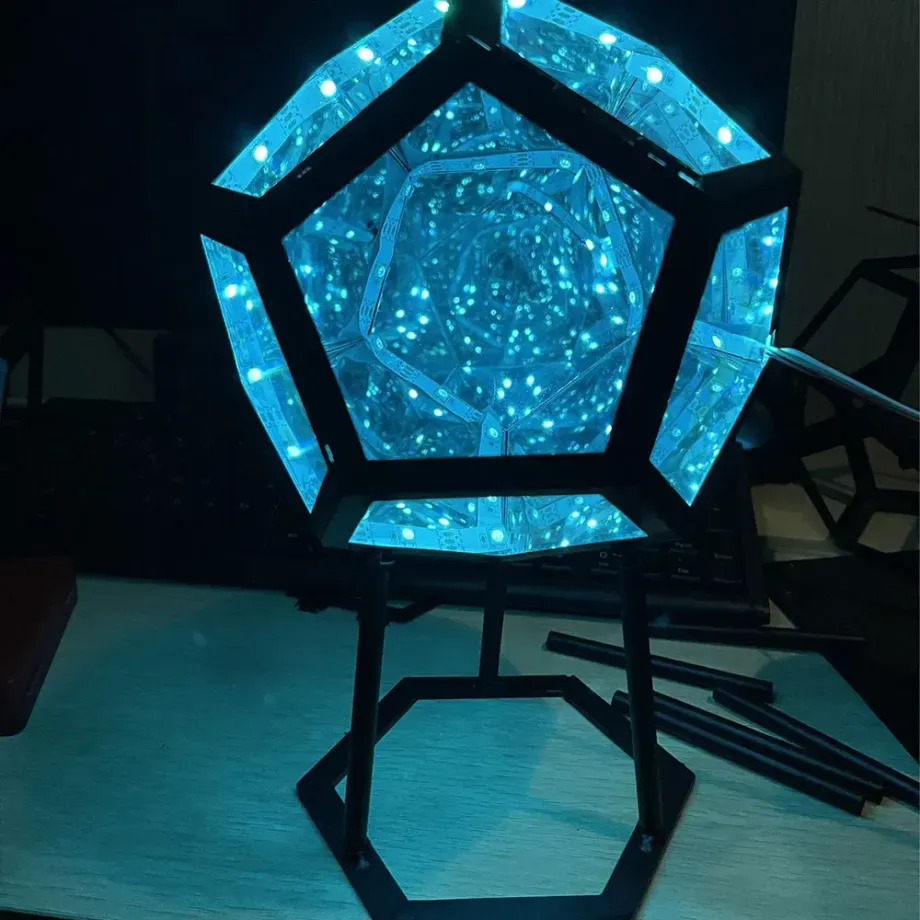 Stůl lampička Dodecahedron s měnící se barvou