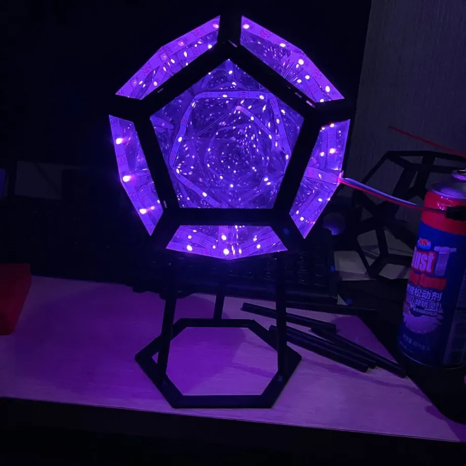 Stůl lampička Dodecahedron s měnící se barvou