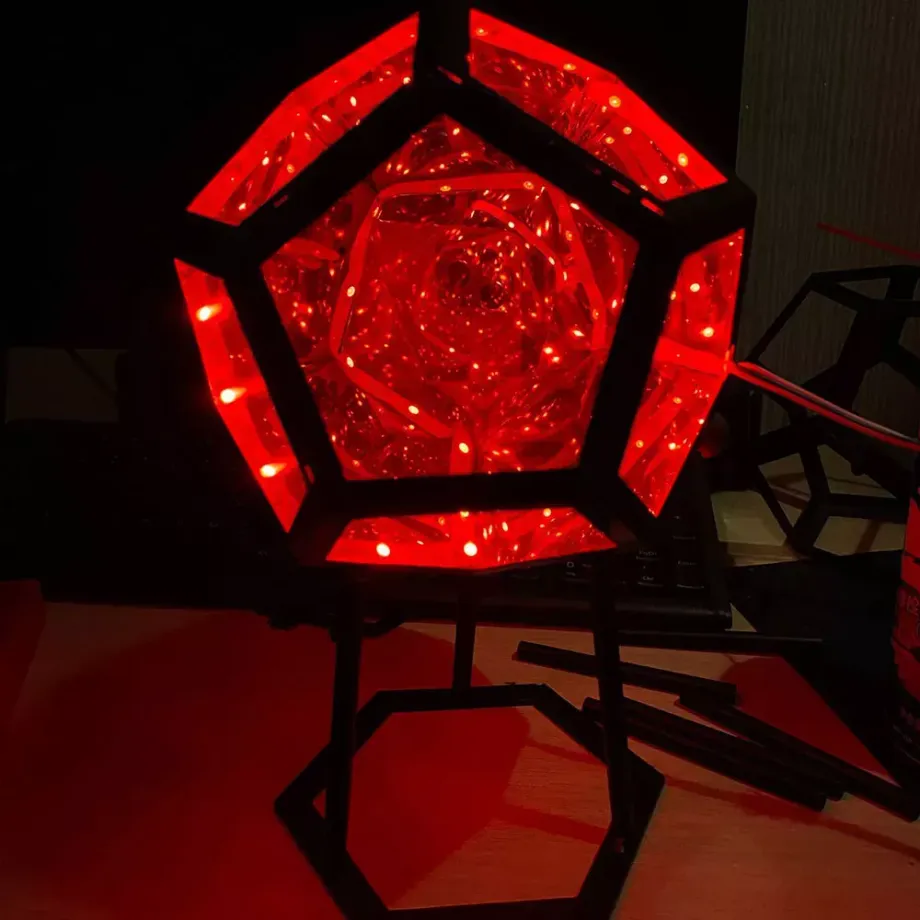 Stůl lampička Dodecahedron s měnící se barvou