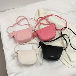 Dětská minimalistická crossbody kabelka v jednobarevném provedení s krouceným popruhem a přívěskem slona